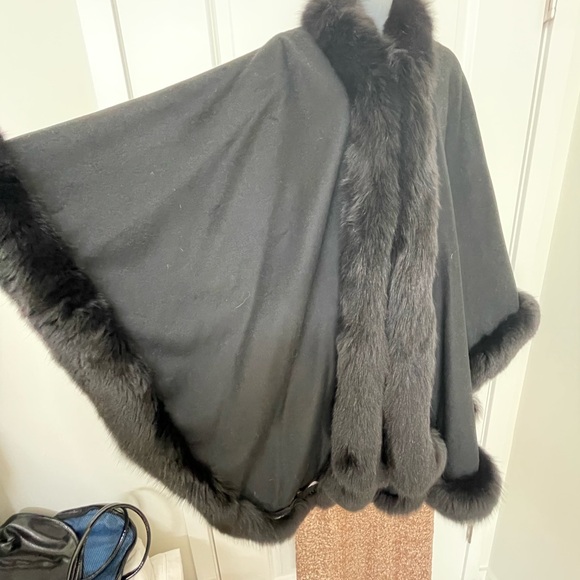 Black cape - Picture 2 of 4